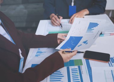 Muhasebe şirketi kârlı nakit akışı için finansman ve vergilendirme planlaması, ofiste çalışan denetçi ve muhasebeci ekibi, mali verileri ve muhasebe kayıtlarını hesap makinesiyle analiz eder