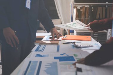 Muhasebe şirketi kârlı nakit akışı için finansman ve vergilendirme planlaması, ofiste çalışan denetçi ve muhasebeci ekibi, mali verileri ve muhasebe kayıtlarını hesap makinesiyle analiz eder