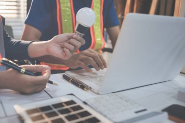 İnşaat alanında veya ofis binasında madencilik ışığı bulunan Mimari projenin kavramsal mimarı ve masası