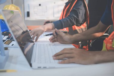 İnşaat alanında veya ofis binasında madencilik ışığı bulunan Mimari projenin kavramsal mimarı ve masası