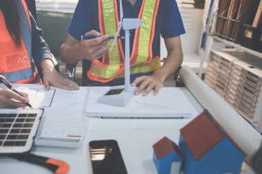 İnşaat alanında veya ofis binasında madencilik ışığı bulunan Mimari projenin kavramsal mimarı ve masası