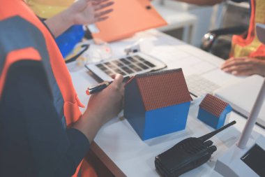 İnşaat alanında veya ofis binasında madencilik ışığı bulunan Mimari projenin kavramsal mimarı ve masası