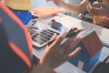 İnşaat alanında veya ofis binasında madencilik ışığı bulunan Mimari projenin kavramsal mimarı ve masası