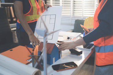 İnşaat alanında veya ofis binasında madencilik ışığı bulunan Mimari projenin kavramsal mimarı ve masası