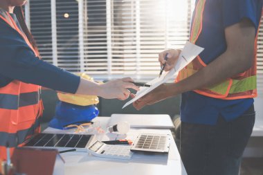 İnşaat alanında veya ofis binasında madencilik ışığı bulunan Mimari projenin kavramsal mimarı ve masası