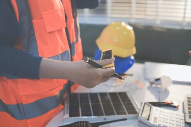 İnşaat alanında veya ofis binasında madencilik ışığı bulunan Mimari projenin kavramsal mimarı ve masası