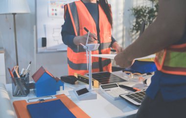 İnşaat alanında veya ofis binasında madencilik ışığı bulunan Mimari projenin kavramsal mimarı ve masası