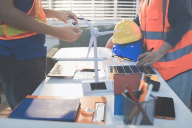 İnşaat alanında veya ofis binasında madencilik ışığı bulunan Mimari projenin kavramsal mimarı ve masası