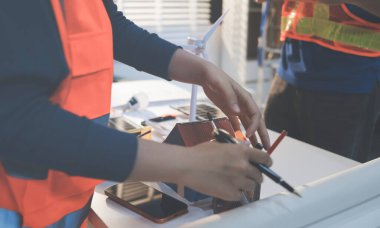 İnşaat alanında veya ofis binasında madencilik ışığı bulunan Mimari projenin kavramsal mimarı ve masası