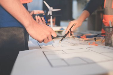 İnşaat alanında veya ofis binasında madencilik ışığı bulunan Mimari projenin kavramsal mimarı ve masası