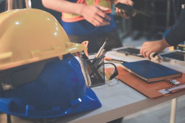 İnşaat alanında veya ofis binasında madencilik ışığı bulunan Mimari projenin kavramsal mimarı ve masası