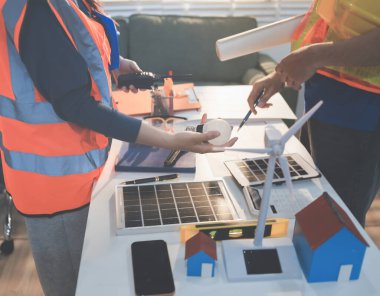 İnşaat alanında veya ofis binasında madencilik ışığı bulunan Mimari projenin kavramsal mimarı ve masası