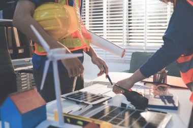 İnşaat alanında veya ofis binasında madencilik ışığı bulunan Mimari projenin kavramsal mimarı ve masası