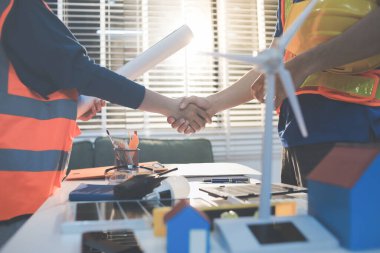 İnşaat alanında veya ofis binasında madencilik ışığı bulunan Mimari projenin kavramsal mimarı ve masası