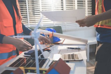 İnşaat alanında veya ofis binasında madencilik ışığı bulunan Mimari projenin kavramsal mimarı ve masası