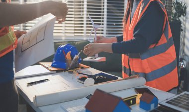 İnşaat alanında veya ofis binasında madencilik ışığı bulunan Mimari projenin kavramsal mimarı ve masası