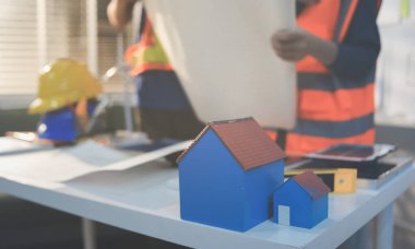 İnşaat alanında veya ofis binasında madencilik ışığı bulunan Mimari projenin kavramsal mimarı ve masası