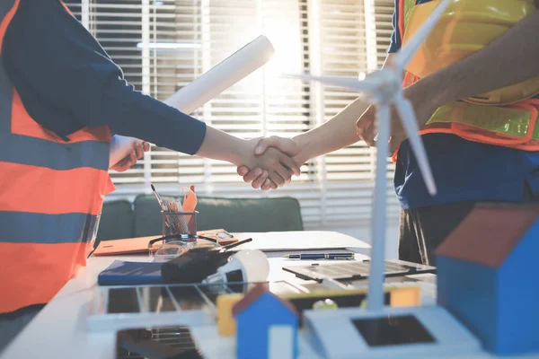 İnşaat alanında veya ofis binasında madencilik ışığı bulunan Mimari projenin kavramsal mimarı ve masası