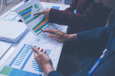 Muhasebe şirketi kârlı nakit akışı için finansman ve vergilendirme planlaması, ofiste çalışan denetçi ve muhasebeci ekibi, mali verileri ve muhasebe kayıtlarını hesap makinesiyle analiz eder