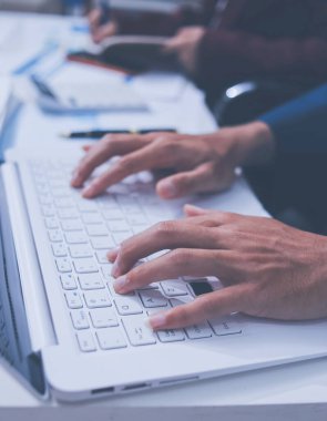 Muhasebe şirketi kârlı nakit akışı için finansman ve vergilendirme planlaması, ofiste çalışan denetçi ve muhasebeci ekibi, mali verileri ve muhasebe kayıtlarını hesap makinesiyle analiz eder