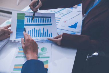 Muhasebe şirketi kârlı nakit akışı için finansman ve vergilendirme planlaması, ofiste çalışan denetçi ve muhasebeci ekibi, mali verileri ve muhasebe kayıtlarını hesap makinesiyle analiz eder