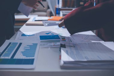 Muhasebe şirketi kârlı nakit akışı için finansman ve vergilendirme planlaması, ofiste çalışan denetçi ve muhasebeci ekibi, mali verileri ve muhasebe kayıtlarını hesap makinesiyle analiz eder