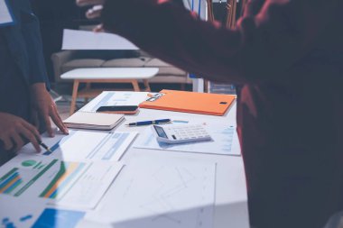 Muhasebe şirketi kârlı nakit akışı için finansman ve vergilendirme planlaması, ofiste çalışan denetçi ve muhasebeci ekibi, mali verileri ve muhasebe kayıtlarını hesap makinesiyle analiz eder