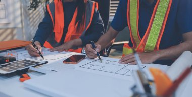 İnşaat alanında veya ofis binasında madencilik ışığı bulunan Mimari projenin kavramsal mimarı ve masası