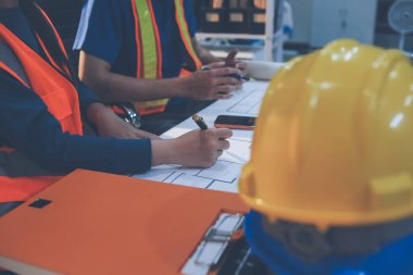 İnşaat alanında veya ofis binasında madencilik ışığı bulunan Mimari projenin kavramsal mimarı ve masası