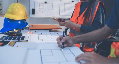 İnşaat alanında veya ofis binasında madencilik ışığı bulunan Mimari projenin kavramsal mimarı ve masası