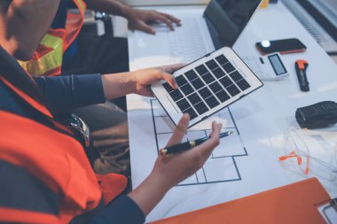 İnşaat alanında veya ofis binasında madencilik ışığı bulunan Mimari projenin kavramsal mimarı ve masası