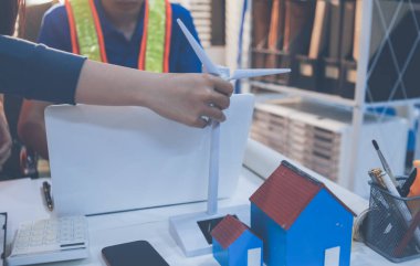 İnşaat alanında veya ofis binasında madencilik ışığı bulunan Mimari projenin kavramsal mimarı ve masası