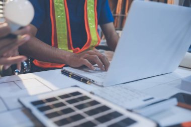 İnşaat alanında veya ofis binasında madencilik ışığı bulunan Mimari projenin kavramsal mimarı ve masası
