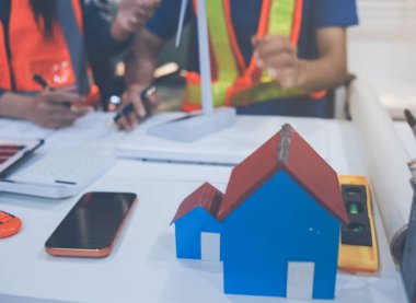 İnşaat alanında veya ofis binasında madencilik ışığı bulunan Mimari projenin kavramsal mimarı ve masası