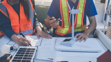 İnşaat alanında veya ofis binasında madencilik ışığı bulunan Mimari projenin kavramsal mimarı ve masası