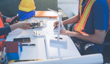 İnşaat alanında veya ofis binasında madencilik ışığı bulunan Mimari projenin kavramsal mimarı ve masası