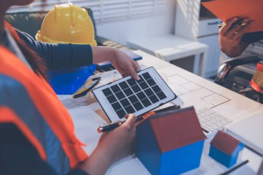 İnşaat alanında veya ofis binasında madencilik ışığı bulunan Mimari projenin kavramsal mimarı ve masası