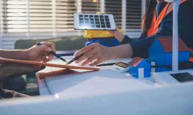 İnşaat alanında veya ofis binasında madencilik ışığı bulunan Mimari projenin kavramsal mimarı ve masası