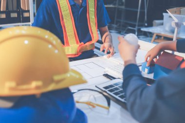 İnşaat alanında veya ofis binasında madencilik ışığı bulunan Mimari projenin kavramsal mimarı ve masası