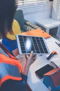 İnşaat alanında veya ofis binasında madencilik ışığı bulunan Mimari projenin kavramsal mimarı ve masası