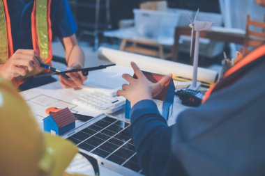 İnşaat alanında veya ofis binasında madencilik ışığı bulunan Mimari projenin kavramsal mimarı ve masası