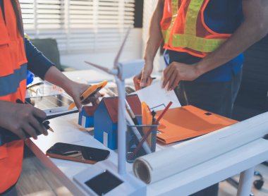 İnşaat alanında veya ofis binasında madencilik ışığı bulunan Mimari projenin kavramsal mimarı ve masası