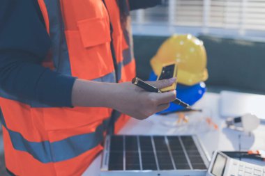 İnşaat alanında veya ofis binasında madencilik ışığı bulunan Mimari projenin kavramsal mimarı ve masası