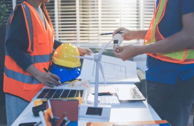 İnşaat alanında veya ofis binasında madencilik ışığı bulunan Mimari projenin kavramsal mimarı ve masası