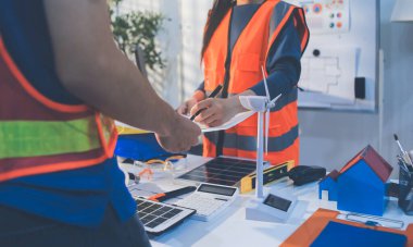 İnşaat alanında veya ofis binasında madencilik ışığı bulunan Mimari projenin kavramsal mimarı ve masası
