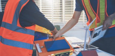 İnşaat alanında veya ofis binasında madencilik ışığı bulunan Mimari projenin kavramsal mimarı ve masası