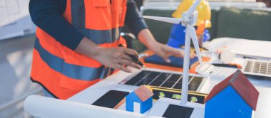 İnşaat alanında veya ofis binasında madencilik ışığı bulunan Mimari projenin kavramsal mimarı ve masası