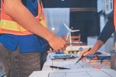 İnşaat alanında veya ofis binasında madencilik ışığı bulunan Mimari projenin kavramsal mimarı ve masası