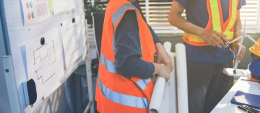 İnşaat alanında veya ofis binasında madencilik ışığı bulunan Mimari projenin kavramsal mimarı ve masası