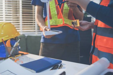 İnşaat alanında veya ofis binasında madencilik ışığı bulunan Mimari projenin kavramsal mimarı ve masası